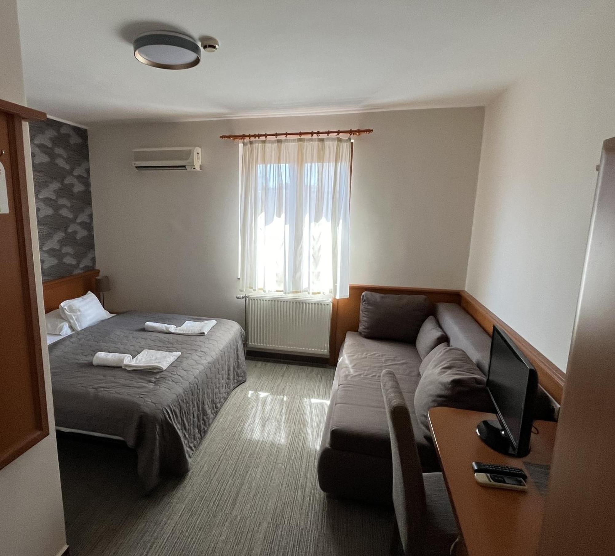 Koenig Hotel Pecs Ngoại thất bức ảnh